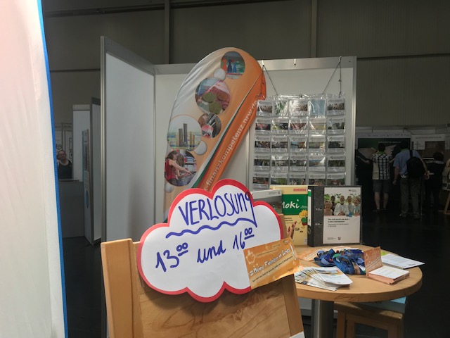 Verlosung der Preise am Stand. Foto: NUA