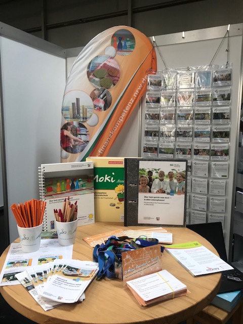 Finanzkompetenzstand-Praxishandbuch, Quiz-Fragen für die Tombola und Flyer. Foto: NUA Finanzkompetenzstand-Praxishandbuch, Quiz-Fragen für die Tombola und Flyer. Foto: NUA