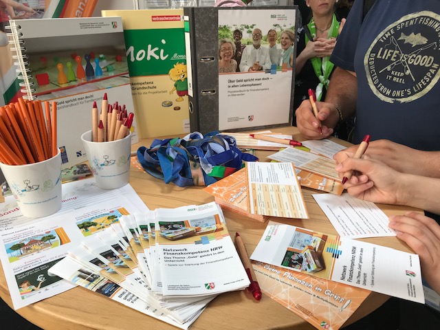 Standbesucher füllen das Tombola Quiz aus. Foto: NUA Standbesucher füllen das Tombola Quiz aus. Foto: NUA
