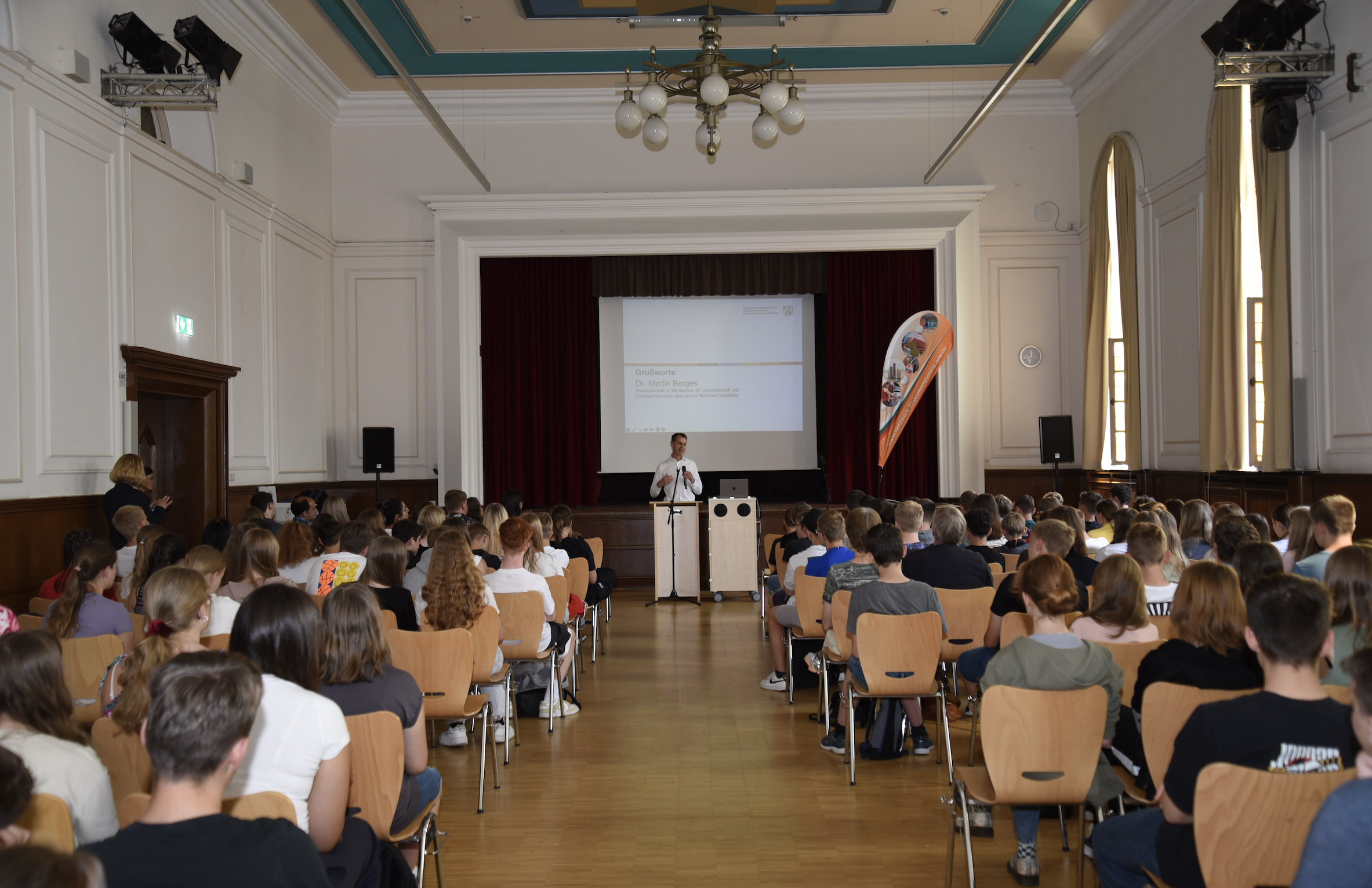 Bild Staatssekretär Dr. Martin Berges besuchte die Schülerakademie Finanzkompetenz an der St. Franziskus Schule in Olpe